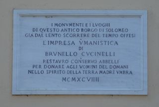 The dedicatory inscription in the piazza